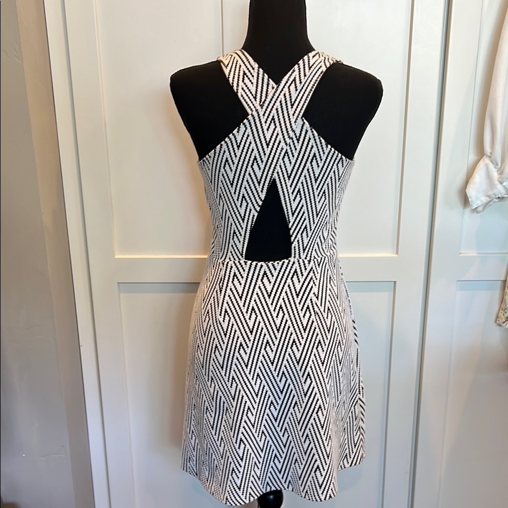 HOLLISTER Black and White Chevron Woven Mini Dress S - Picture 4 of 6